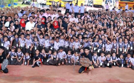 കളരിപ്പയറ്റിന്റെ അടവും ചടുലതയും കണ്ട് ആവേശമായി വിദ്യാർത്ഥികൾ. പെരിയ ഡോക്ടർ അംബേദ്കർ കോളേജിലാണ് ഫോക് ലോർ ക്ലബ്ബിന്റെയും കോളേജ് യൂണിയന്റെയും നേതൃത്വത്തിൽ കളരിപ്പയറ്റ് അരങ്ങേറിയത്.